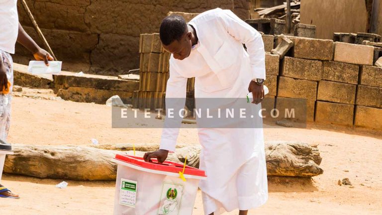 A-Nigerian-casting-his-vote